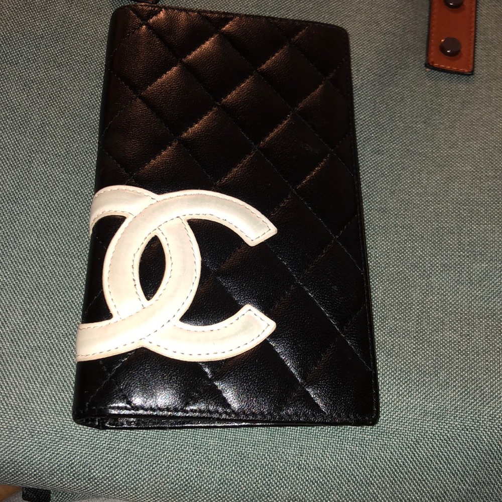 Chanel lambskin quilted yen billfold